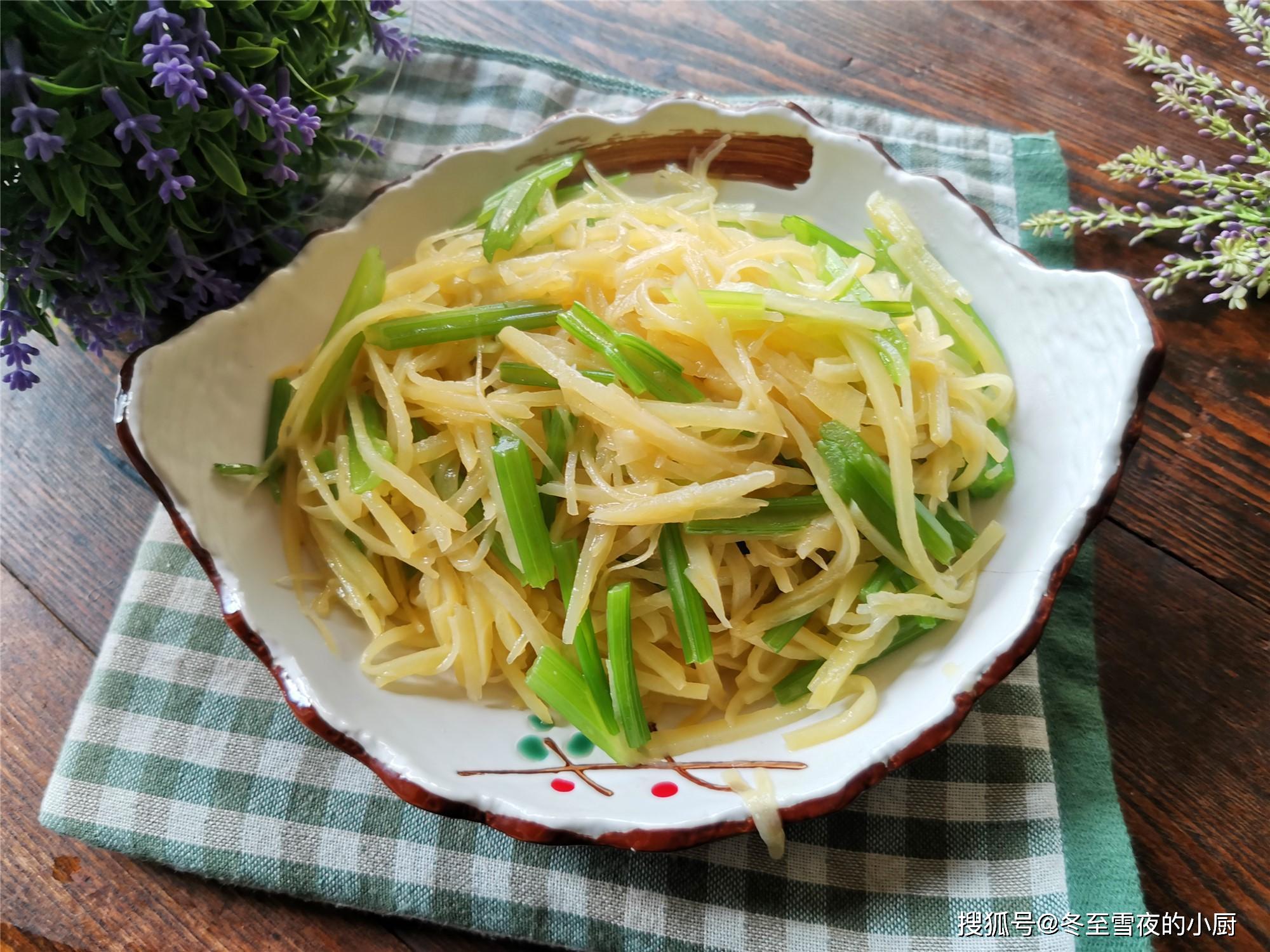 土豆的家常做法,炒土豆丝和这个食材搭配,清香又好吃_芹菜