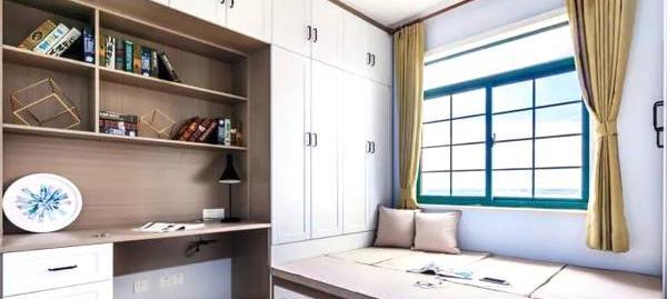 榻榻米搭配书柜和书桌的设计是小户型次卧很常见的搭配.