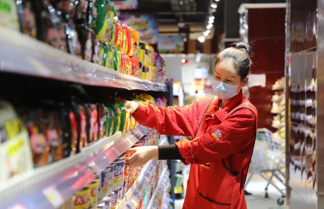 当天下午在超市入口处采访时,记者发现准备到超市购物的顾客防护意识