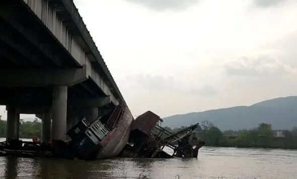 泉南高速全黄段湘江大桥被挖沙船撞 全州往湖南高速全幅封闭_事故