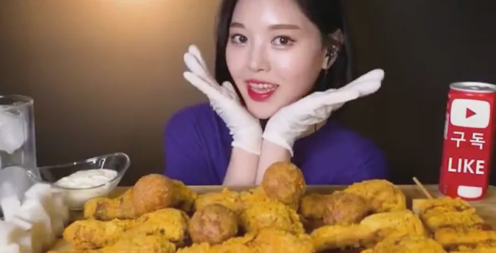 是一位来自韩国的吃播小姐姐~惊人的食量和优雅的吃相完美共存在她