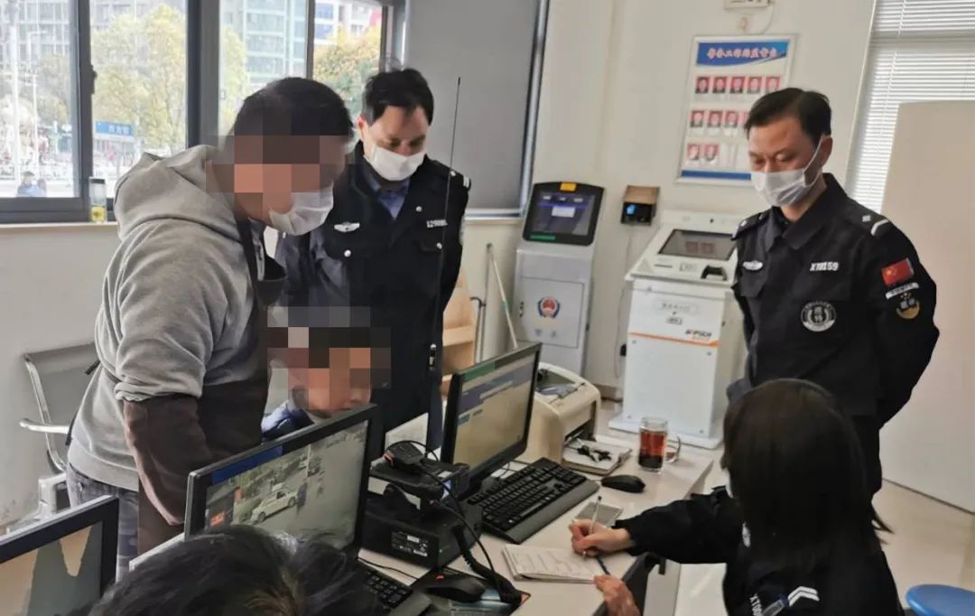 ,民警拨打了通话记录上的第一个号码,接电话的正是小男孩的父亲李某。李某很快赶到警务站,看到儿子安然无