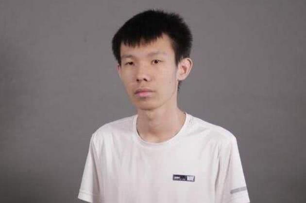 而最近豚豚又遇到另一个主播了,他就是张嘉文,张嘉文被称为国服第一男