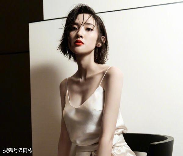 唐艺昕"睡衣照"被疯传,吊带难掩性感身材!