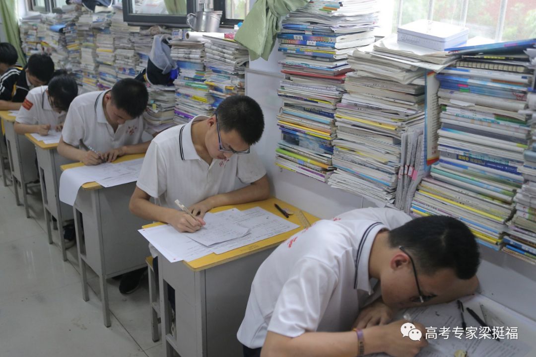 有一种奋斗叫高考致努力拼搏的考生们