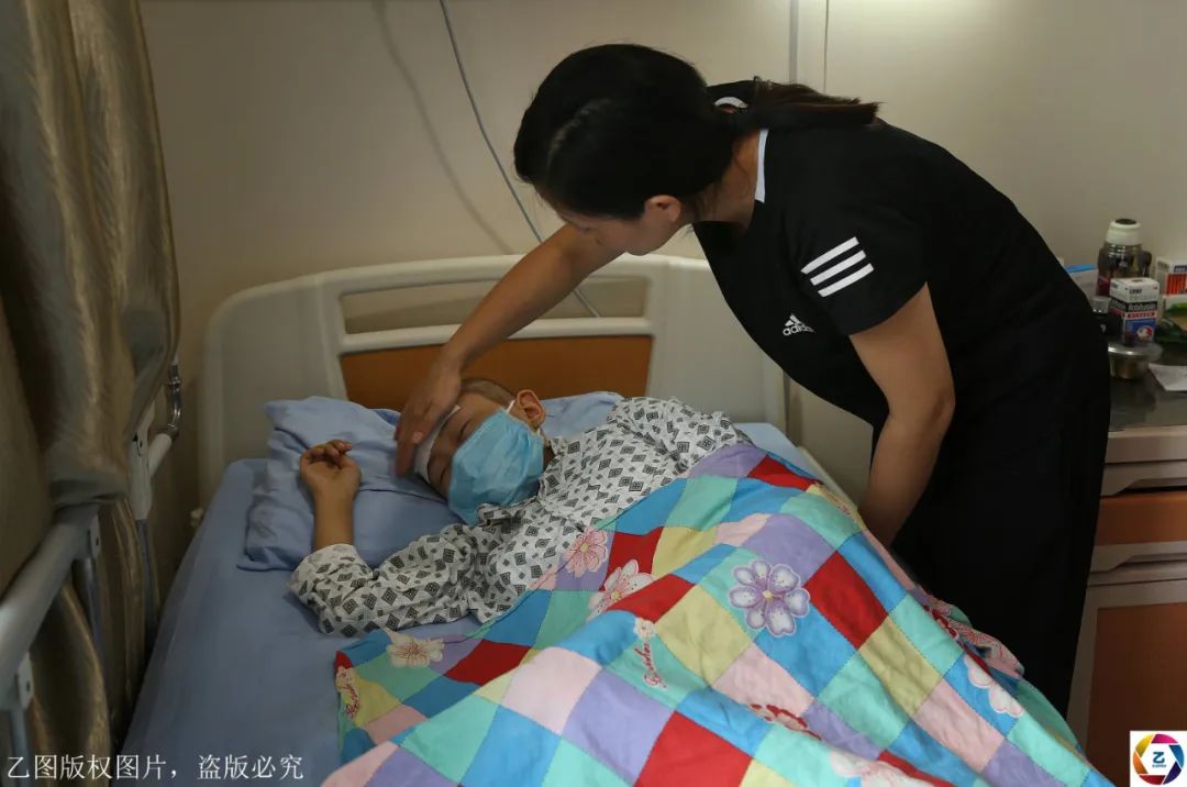 【昊昊】梦见自己被装进棺材，几天后真走了?痛！男孩与白血病抗争一年