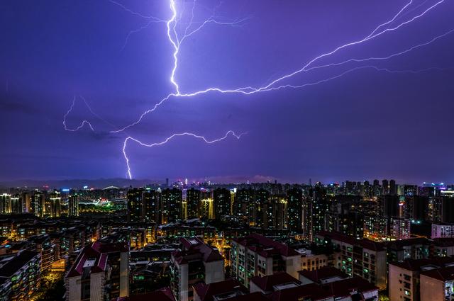 有多少人在重庆被惊雷举头望风雨雷电低头看遍地冰雹