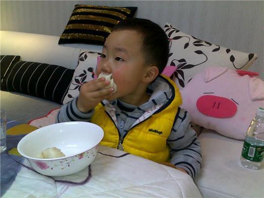 「孩子」影响睡眠,伤脾肺耽误发育儿科医生:睡前2小时3种食物吃不得