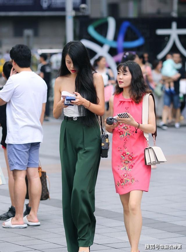 重庆街头让人过目难忘的大长腿好身材美女