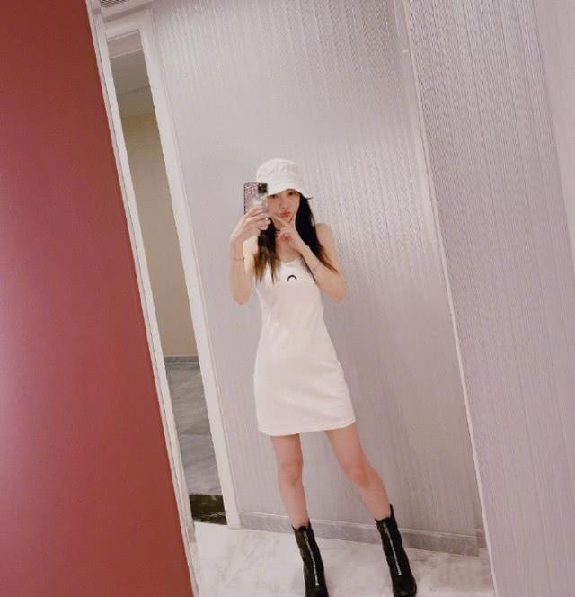 李小璐开启敬业模式！亲自上阵做网店模特，晒