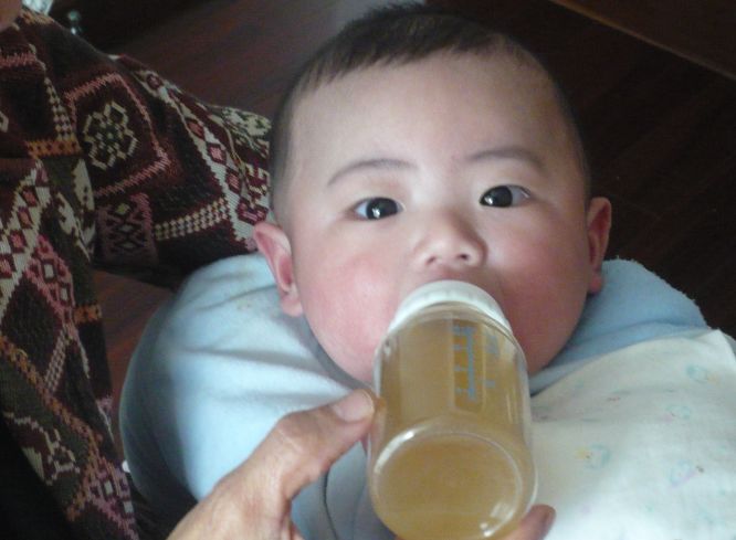 [脾胃]告诫：孩子不“戒掉”3物，损伤脾胃还积食让娃积食的不只是撑