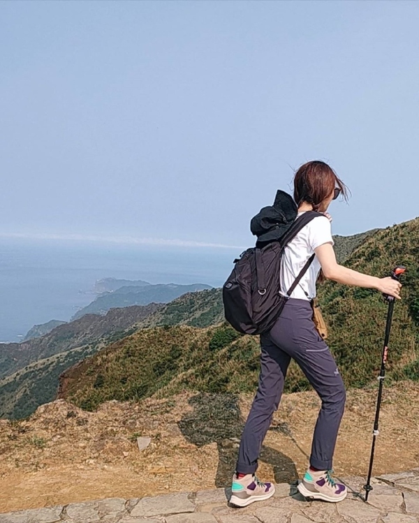 原创田馥甄晒爬山踏青美照37岁扎麻花辫笑容甜美真实状态太赞了