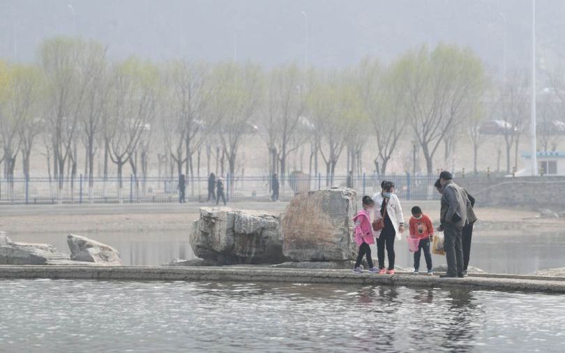 门头沟区永定河畔有不少市民在河边游玩.新京报记者 王颖 摄