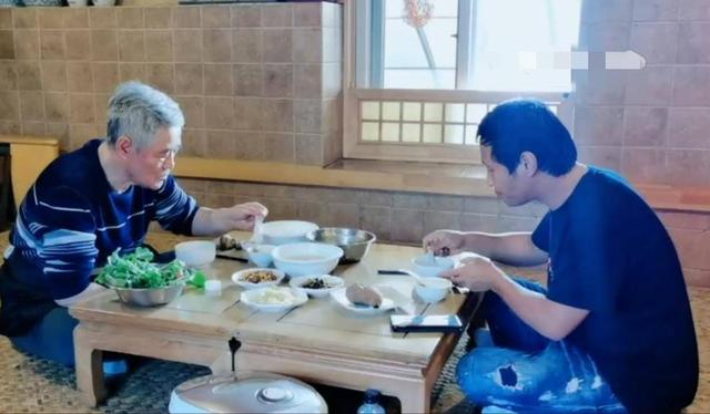 赵本山否认全家移民，他每年都回老家看望收养