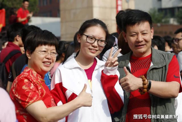 [白岩松]给出可最好的回击毛坦厂中学该批评吗？央视主持人白岩松一席话