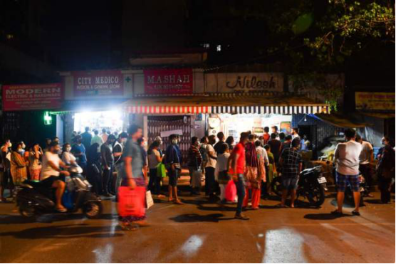 莫迪刚宣布全国“封城”，印度民众就在超市和药店门口排起了长队