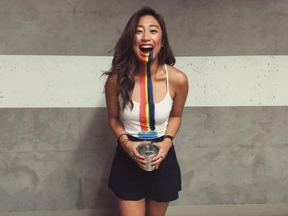 苗侨伟女儿近照，穿着低调不惧素颜，私生活豪
