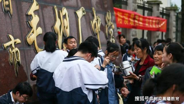 [白岩松]给出可最好的回击毛坦厂中学该批评吗？央视主持人白岩松一席话