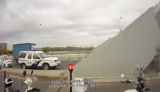 鄞州大桥上,年轻小伙情绪失控要跳河!他的轻生理