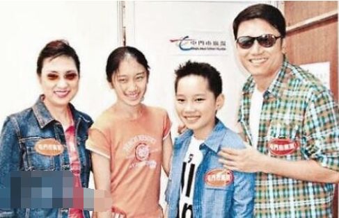 苗侨伟女儿近照，穿着低调不惧素颜，私生活豪