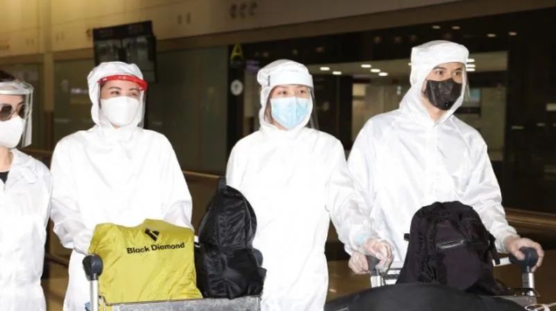 阿Sa接受强制隔离，借法医防护服回香港，网友：