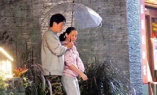 曾宝仪与导演男友雨夜外出被偶遇 长跑15年感情