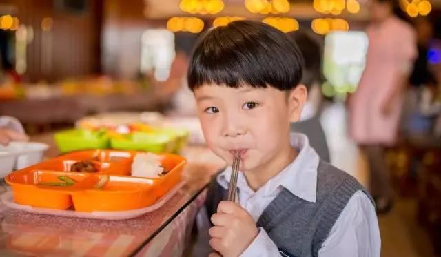 『孩子』正在“摧残”身高和智力,家长别不知!孩子常吃的这3种零食