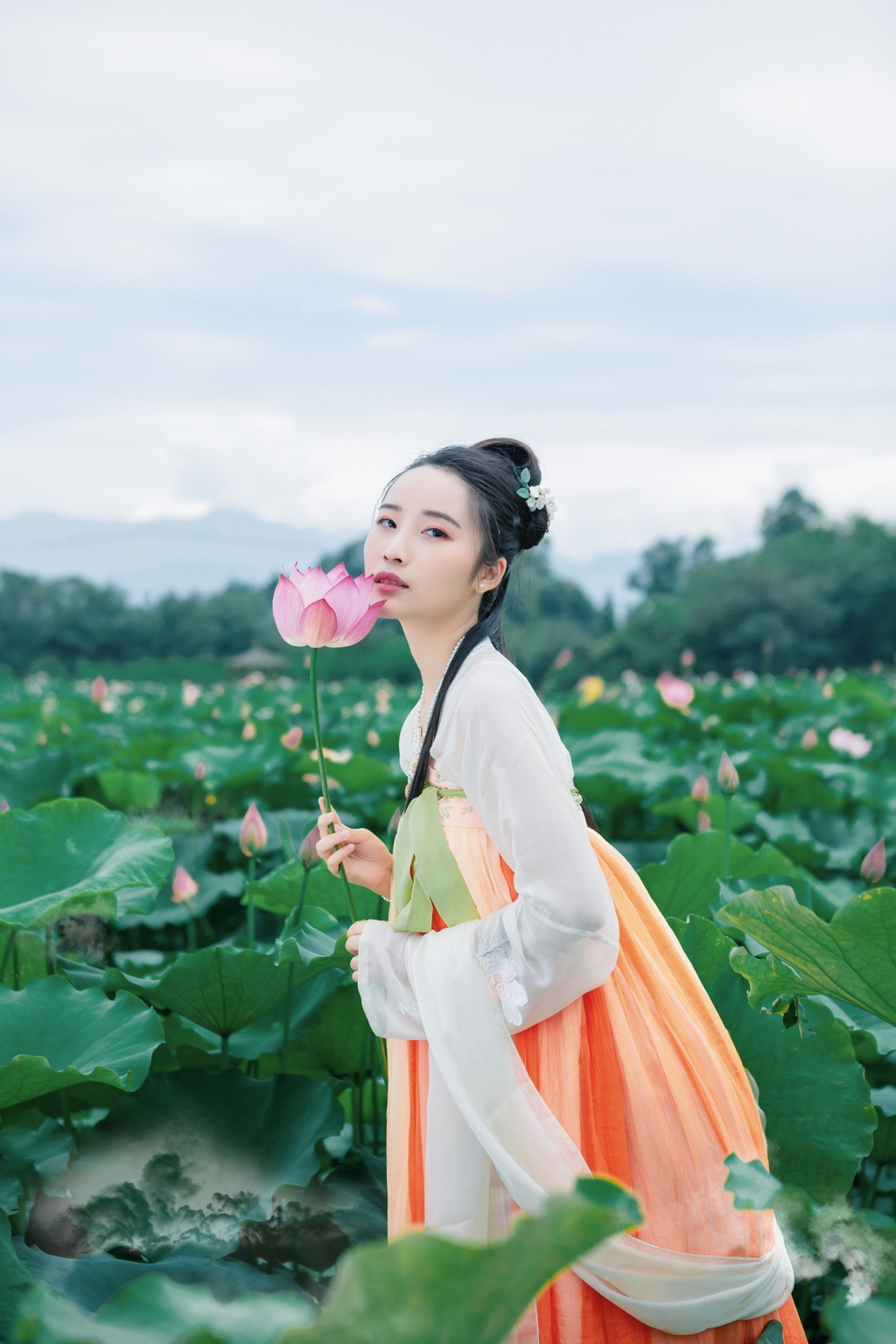 高清古装美女及腰长发婀娜身姿摇曳裙摆荷塘写真