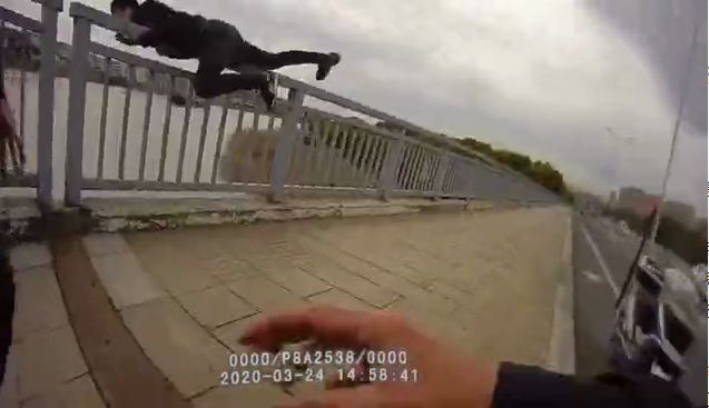 鄞州大桥上,年轻小伙情绪失控要跳河!他的轻生理