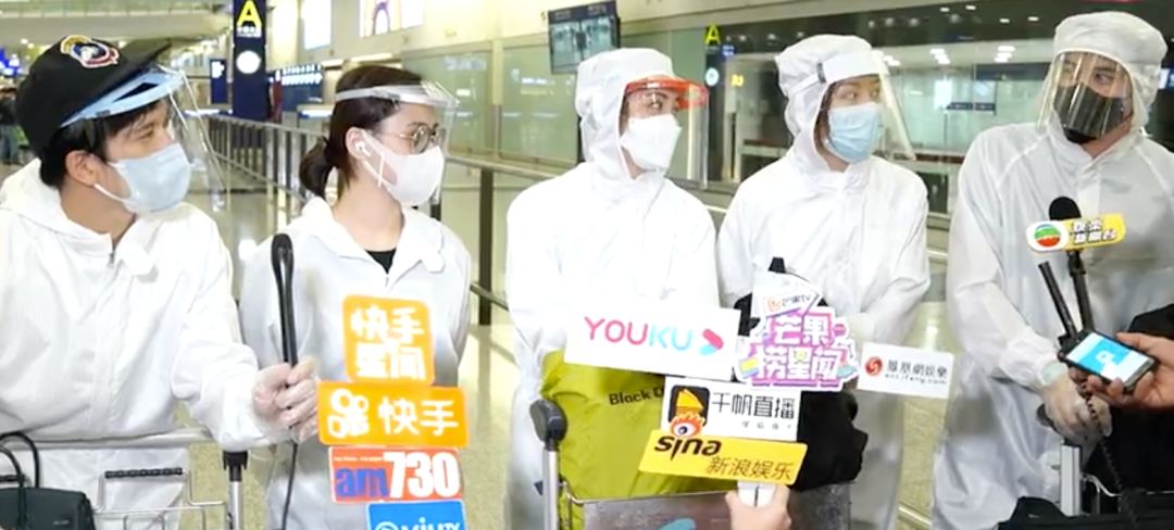 阿Sa接受强制隔离，借法医防护服回香港，网友：