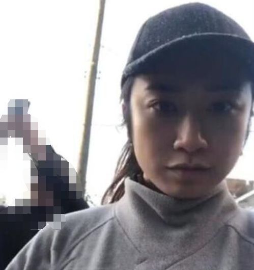 苗侨伟女儿近照，穿着低调不惧素颜，私生活豪