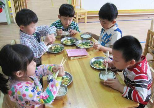 『孩子』有的家长还在喂，别再害娃了！医生:三种食物已加入“黑名单”