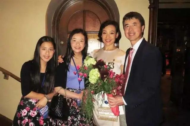 陈冲二婚幸福老来得女，却因“转让”领养的双