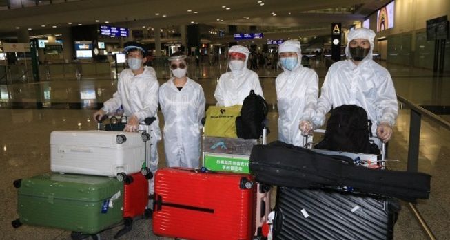 阿Sa接受强制隔离，借法医防护服回香港，网友：