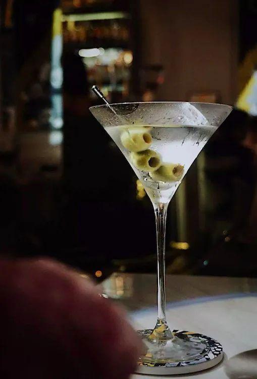 干马天尼 dry martini(干马天尼)被称为"鸡尾酒之王"虽然人们熟知它