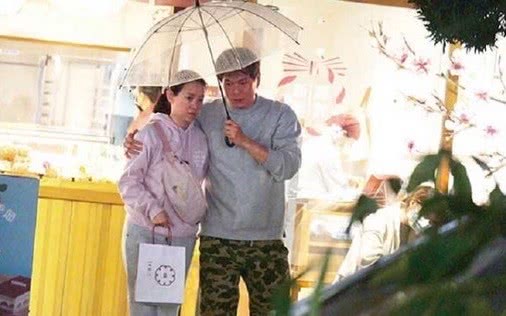 曾宝仪与导演男友雨夜外出被偶遇 长跑15年感情