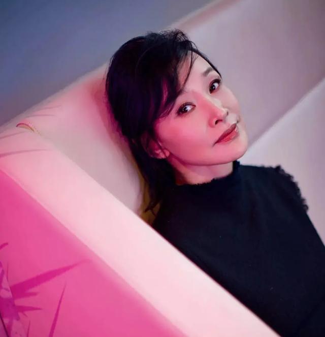 陈冲二婚幸福老来得女，却因“转让”领养的双