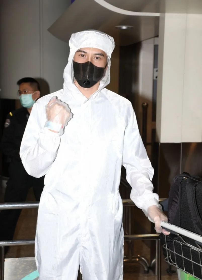 阿Sa接受强制隔离，借法医防护服回香港，网友：