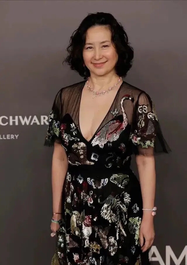原创赌王57岁千金何超琼真放得开,顶级名媛真空穿深v长裙,气质惊艳