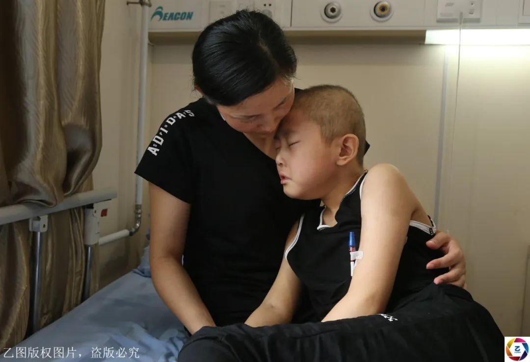 【昊昊】梦见自己被装进棺材，几天后真走了?痛！男孩与白血病抗争一年
