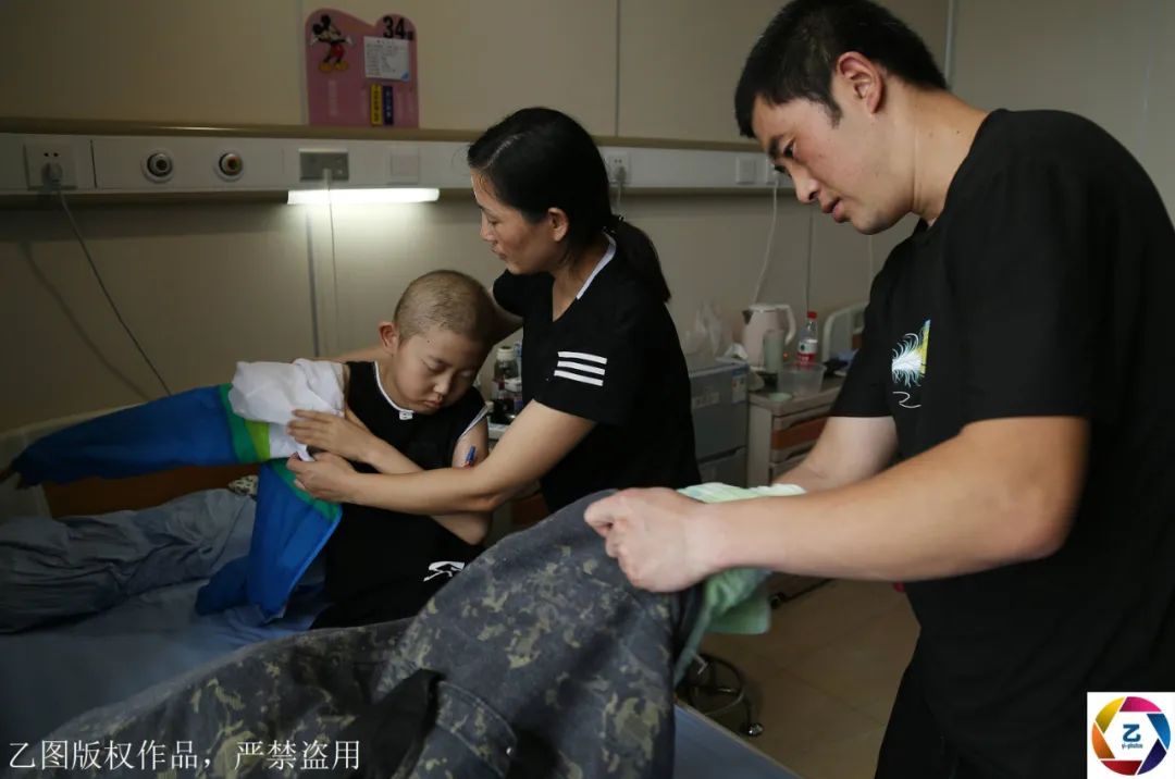 【昊昊】梦见自己被装进棺材，几天后真走了?痛！男孩与白血病抗争一年