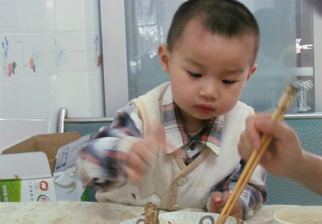 孩子■鱼肉也不能吃，伤脾胃，家长别再忽视了儿科医生：孩子积食