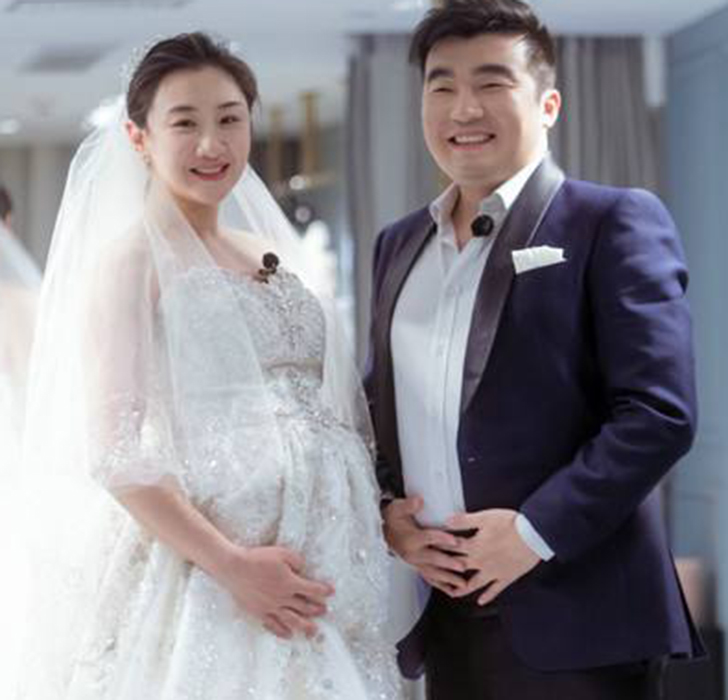 大肚子结婚婚纱怎么穿_怀孕穿婚纱大肚子照片(3)