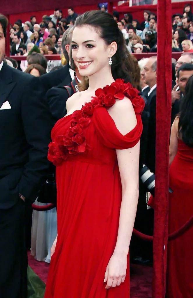 安妮海瑟薇太惊艳了！穿鲜红礼服秀美肩，肌肤雪白，美得太不真实