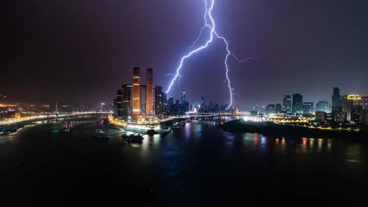 一夜惊醒梦中人举头望风雨雷电低头看遍地冰雹