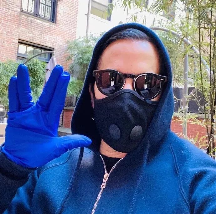 不过我觉得就算没有疫情也可以继续墨镜口罩戴一戴,毕竟这个妆容真的