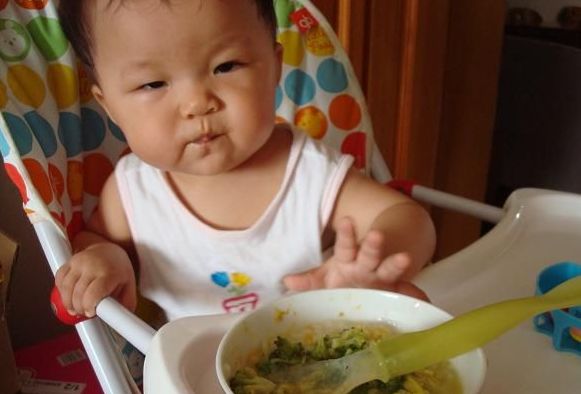 [脾胃]告诫：孩子不“戒掉”3物，损伤脾胃还积食让娃积食的不只是撑