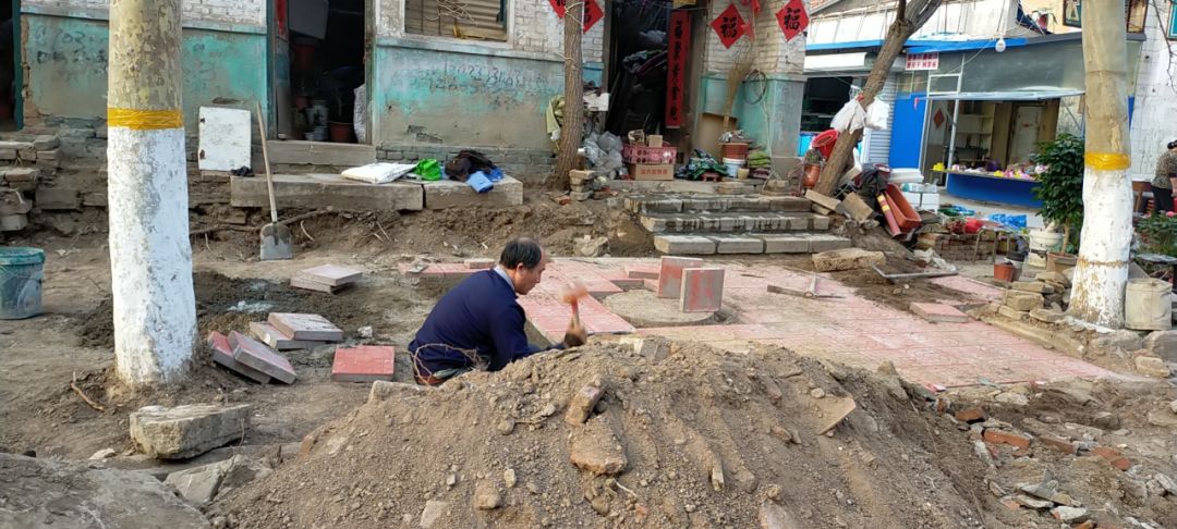 清理占道杂物铺设人行道砖安丘这个地方已经
