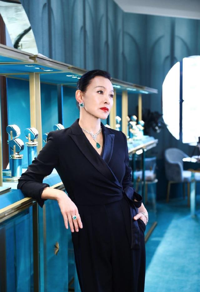 陈冲二婚幸福老来得女，却因“转让”领养的双