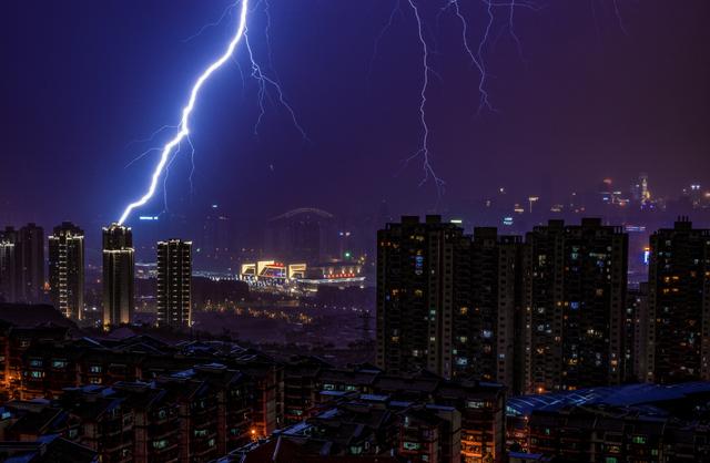 有多少人在重庆被惊雷举头望风雨雷电低头看遍地冰雹